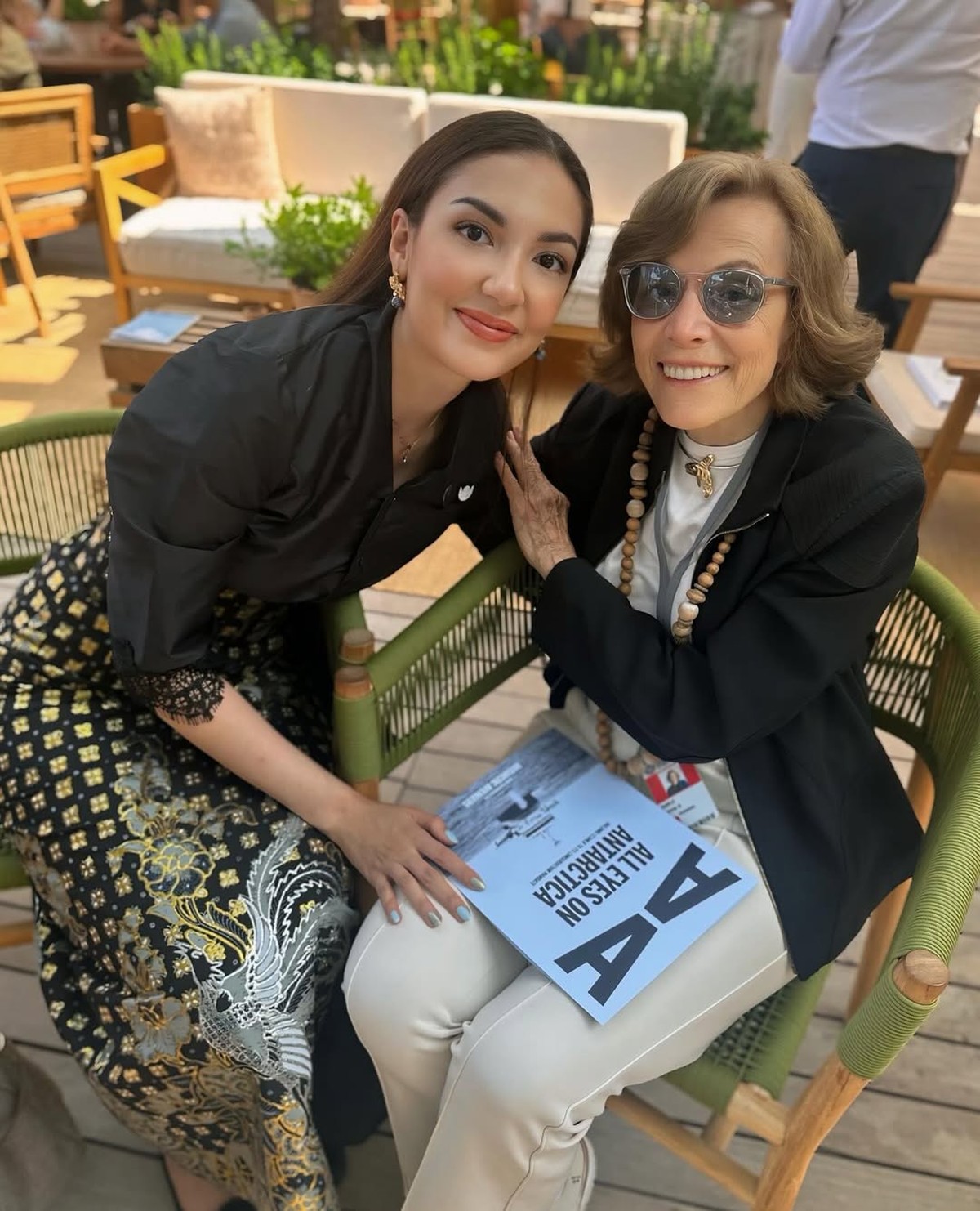 Potret Ghina Raihanah Ikuti Konferensi PBB di Prancis