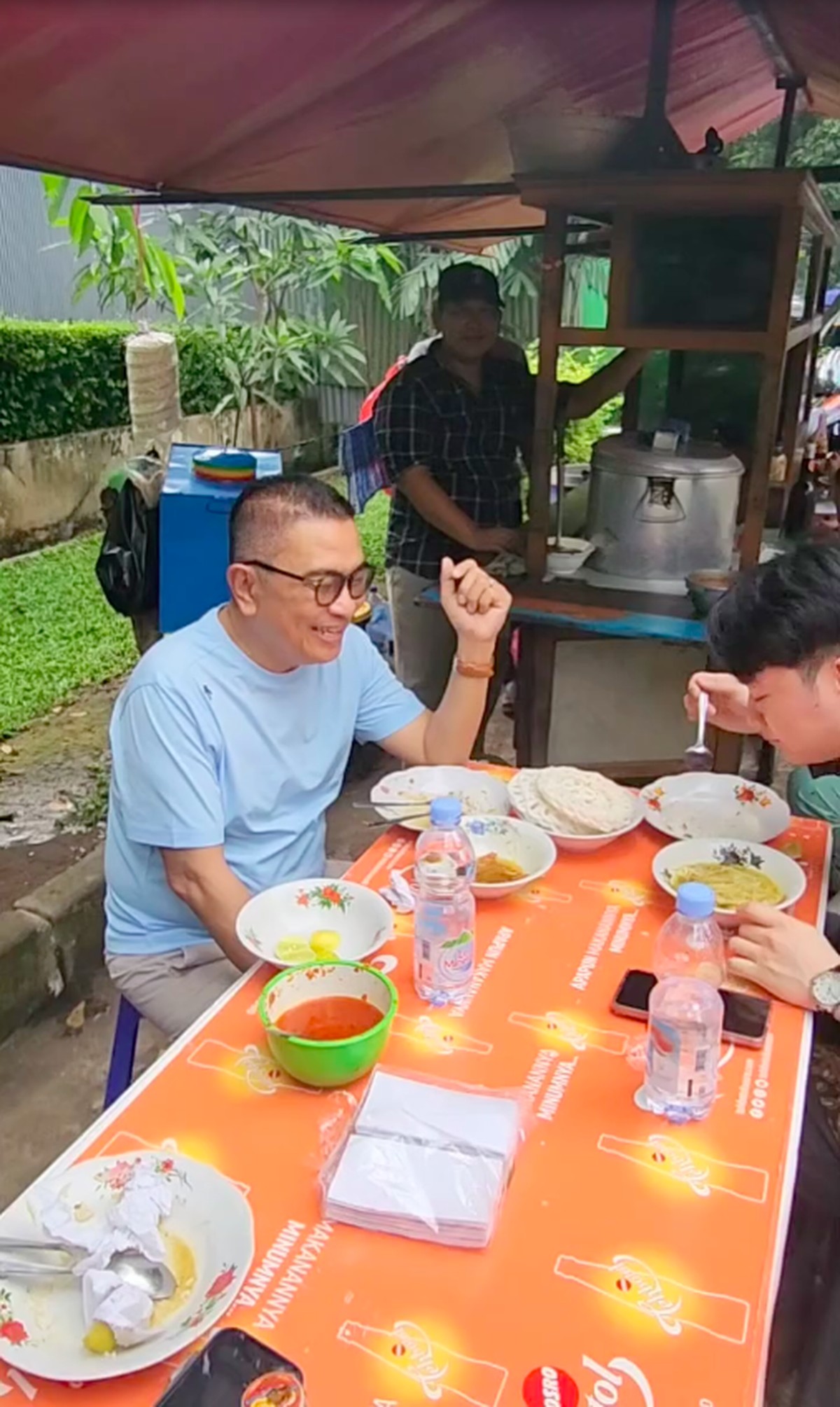 Potret Helmy Yahya Ajak Menantu Korea Makan Soto Ayam di Pinggir Jalan