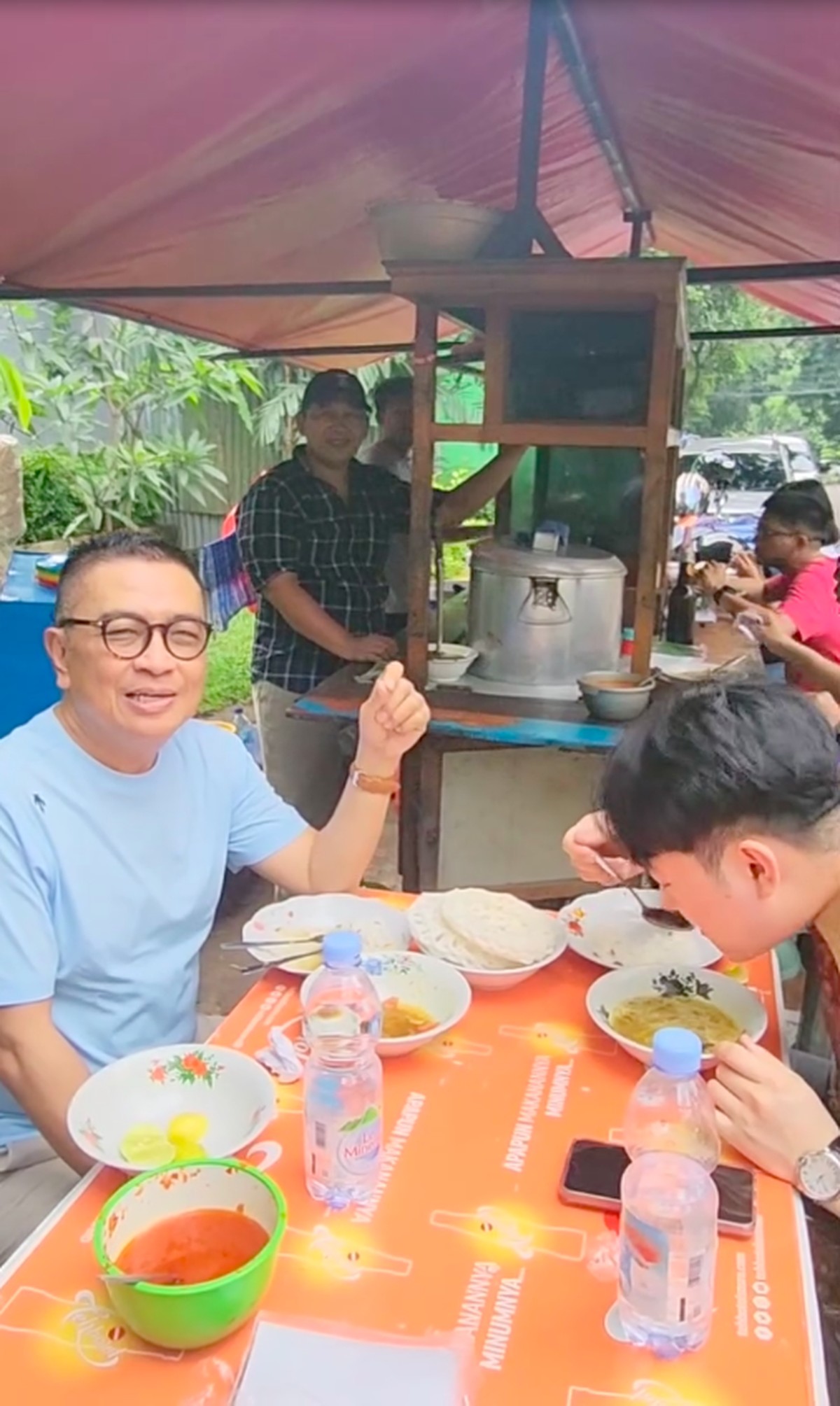 Potret Helmy Yahya Ajak Menantu Korea Makan Soto Ayam di Pinggir Jalan