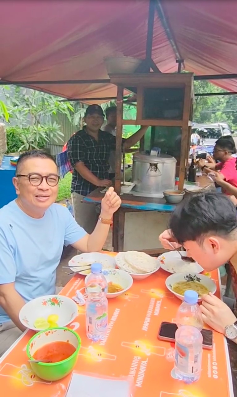 Potret Helmy Yahya Ajak Menantu Korea Makan Soto Ayam di Pinggir Jalan Potret Helmy Yahya Ajak Menantu Korea Makan Soto Ayam di Pinggir Jalan