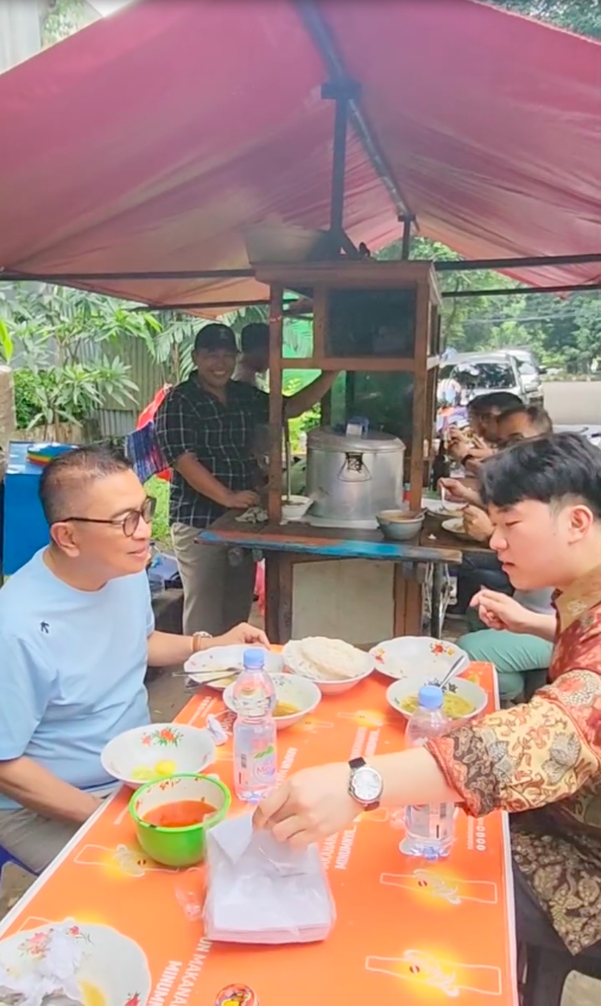 Potret Helmy Yahya Ajak Menantu Korea Makan Soto Ayam di Pinggir Jalan