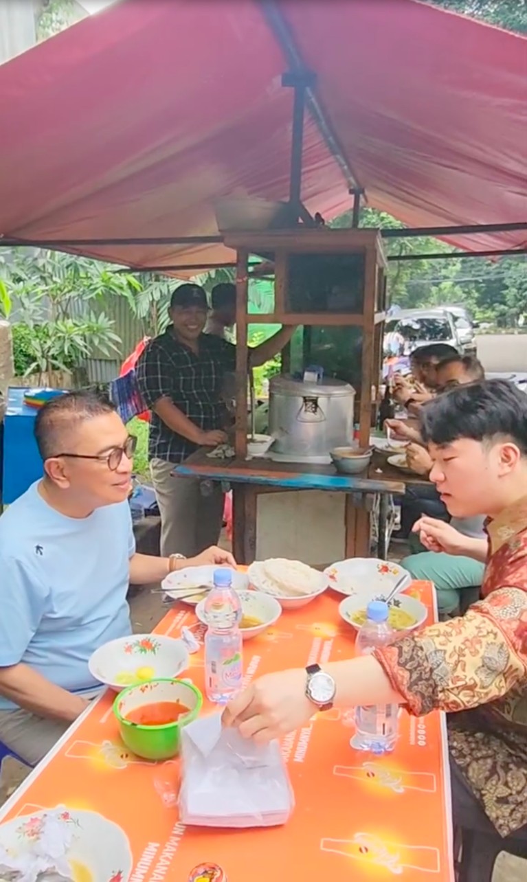 Potret Helmy Yahya Ajak Menantu Korea Makan Soto Ayam di Pinggir Jalan Potret Helmy Yahya Ajak Menantu Korea Makan Soto Ayam di Pinggir Jalan