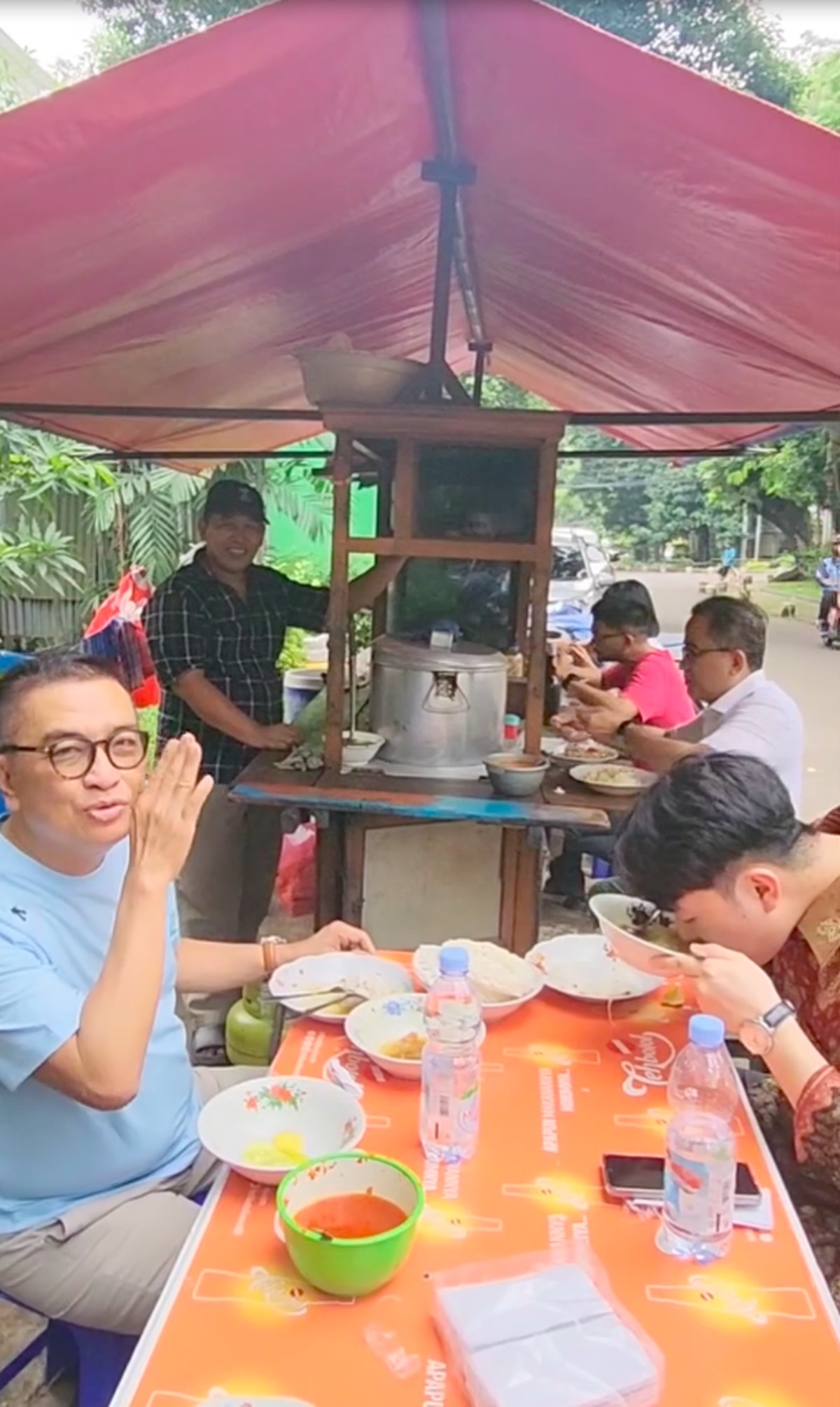 Potret Helmy Yahya Ajak Menantu Korea Makan Soto Ayam di Pinggir Jalan