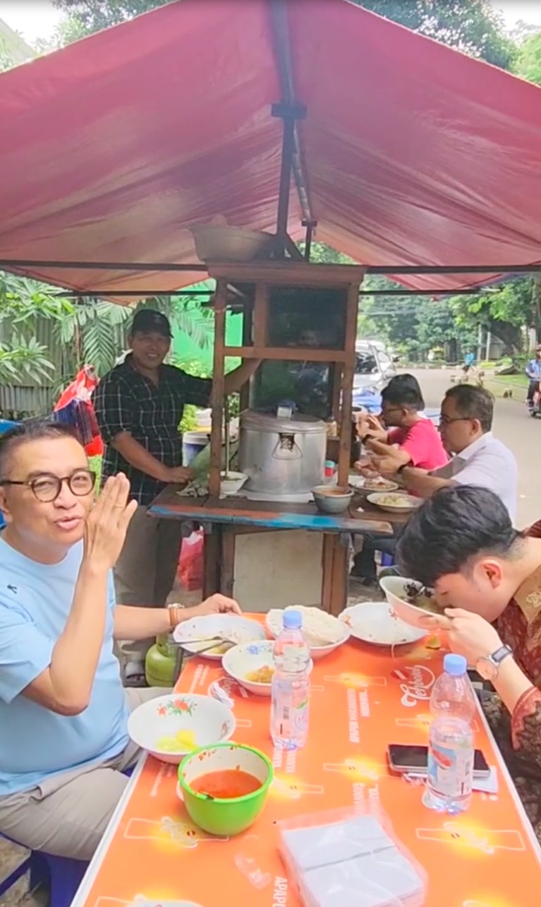 Potret Helmy Yahya Ajak Menantu Korea Makan Soto Ayam di Pinggir Jalan Potret Helmy Yahya Ajak Menantu Korea Makan Soto Ayam di Pinggir Jalan