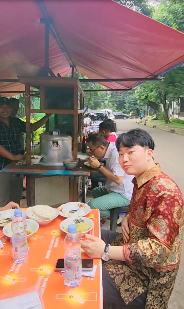 Potret Helmy Yahya Ajak Menantu Korea Makan Soto Ayam di Pinggir Jalan Potret Helmy Yahya Ajak Menantu Korea Makan Soto Ayam di Pinggir Jalan