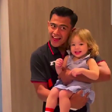 Reaksi Kamari Anak Jennifer Coppen Digendong Pratama Arhan Saat di Jepang