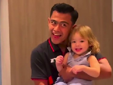 img-title Reaksi Kamari Anak Jennifer Coppen Digendong Pratama Arhan Saat di Jepang