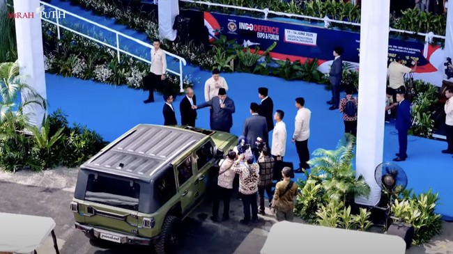 Prabowo Luncurkan Pandu, Maung MV3 Listrik Buatan Pindad Pandu adalah versi listrik Maung MV3 buatan Pindad.