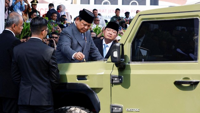 Prabowo Saksikan Penandatanganan Kontrak Rp33 Triliun di Indo Defence Presiden Prabowo menyaksikan penandatanganan 27 kontrak pertahanan senilai Rp33 triliun di Indo Defence 2024, termasuk pengembangan rumah sakit TNI.