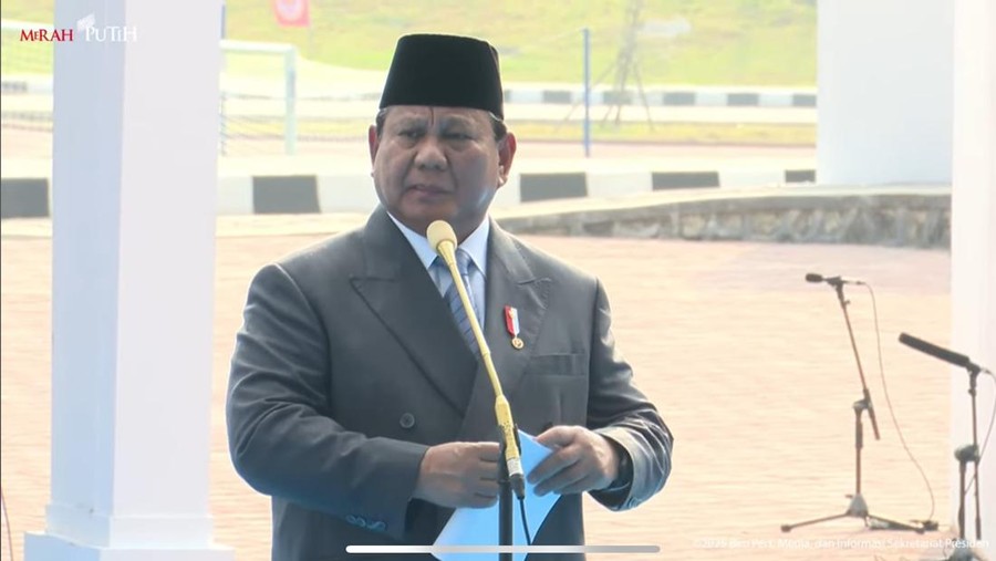 Presiden Prabowo Subianto berkelakar harusnya menyapa Kapolri terlebih dahulu baru Panglima TNI saat menyapa tamu peresmian Kampus Bhinneka Tunggal Ika Unhan&period; &lpar;YouTube Setpres&rpar;