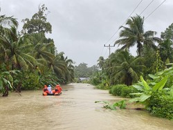 Warga Terjebak Banjir di Mentawai Dievakuasi