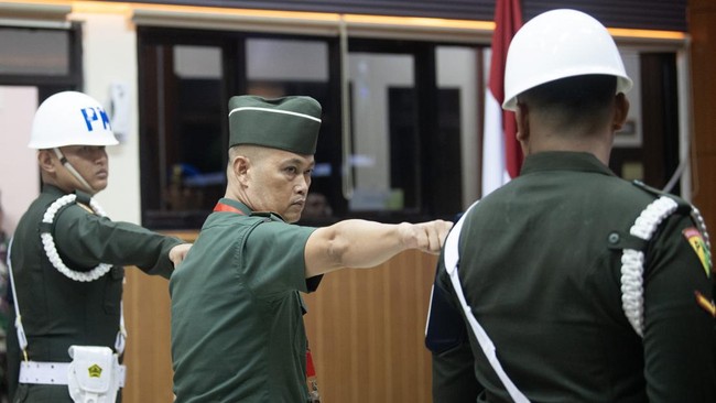 Peltu Lubis Divonis 3,5 Tahun Bui di Kasus Judi Sabung Ayam Lampung Hakim vonis Peltu Yun Heri Lubis 3,5 tahun penjara dan dipecat karena terlibat judi sabung ayam yang menyebabkan penembakan polisi.