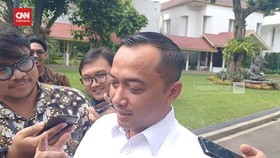 VIDEO: Megawati Pegang Map Berlogo Setneg, Prasetyo Hadi: Rahasia Dong