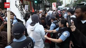 VIDEO: Demo Imigran LA Meluas, Massa Bentrok dengan Polisi di Chicago