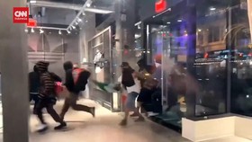 VIDEO: Detik-detik Toko Adidas hingga Air Jordan di LA Dijarah Massa