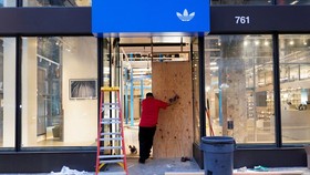 Chaos di Los Angeles, Toko Adidas dan Apple Ludes Dijarah Massa