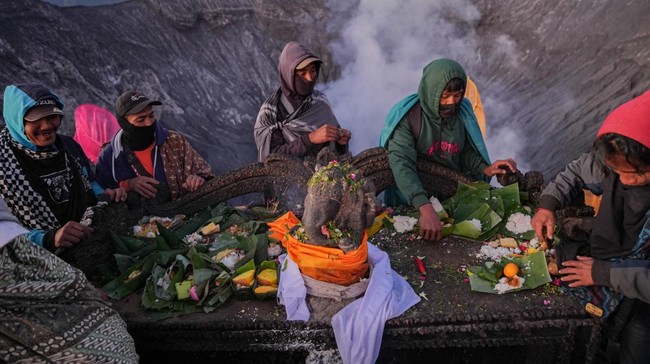 Koalisi RUU Masyarakat Adat menuntut pengakuan dan perlindungan hak wilayah adat yang kerap dikalahkan saat konflik dengan korporasi atau investasi. 