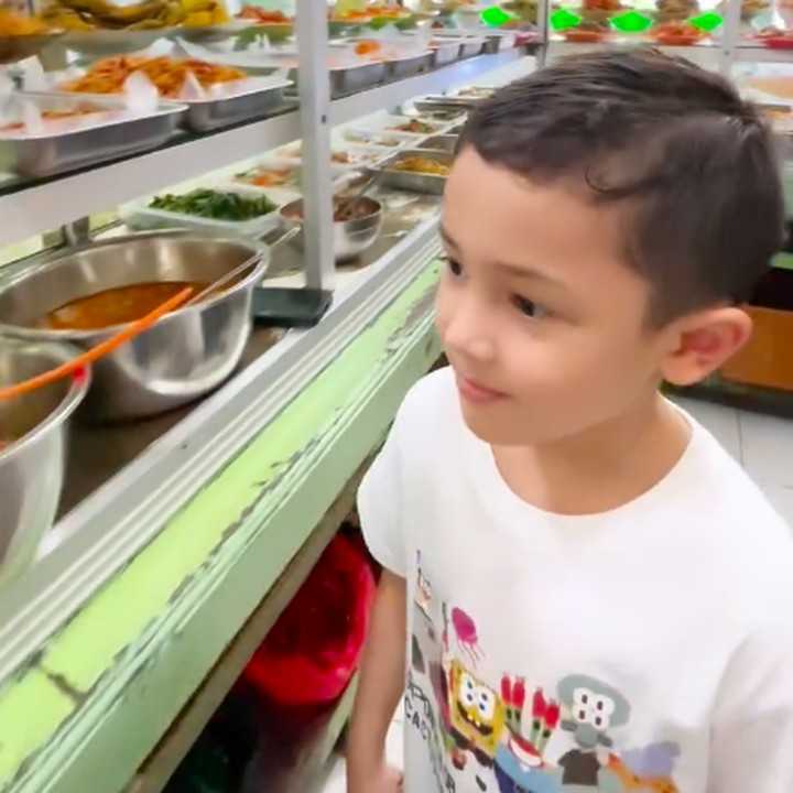<p>Dalam video ini, Ussy membebaskan ketiga anaknya untuk memilih makanan yang ingin dimakan. Ia juga sempat menunjukkan cara memesan makanan di warteg ke anak bungsunya Saka. "Kamu bingung ya? Kamu tunjuk mau apa," kata Ussy. (Foto: Instagram @ussypratama)</p>