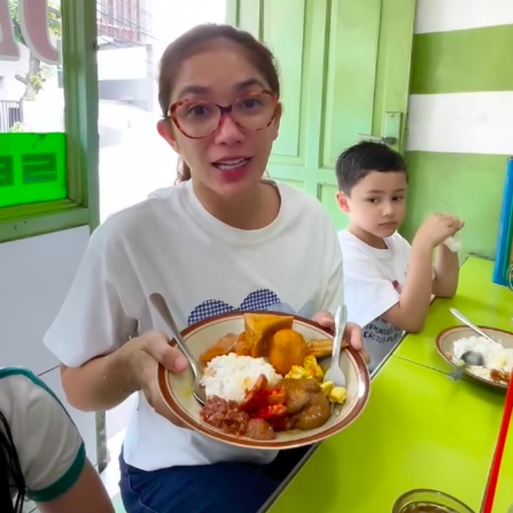 <p>Ussy dan kedua anak perempuannya menyantap habis makanan warteg. Sementara Saka tampaknya tidak menghabiskan makanan yang dipesannya. Selesai makan, Elea da Sheva sama-sama setuju kalau makanan warteg yang mereka makan memang enak. (Foto: Instagram @ussypratama)</p>