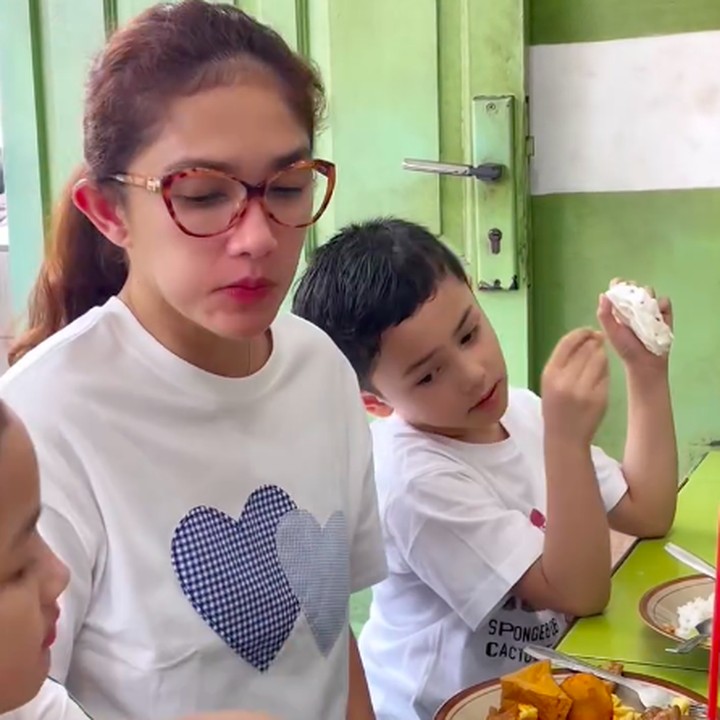 <p>Meski menikmati makanan warteg yang disantapnya, anak bungsu Ussy terlihat kepanasan berada di dalam warteg. Ia terlihat beberapa kali mengibaskan tangannya ke wajah untuk menghilangkan rasa gerah. "Kepanasan lagi nih anak aku," ujar Ussy. (Foto: Instagram @ussypratama)</p>