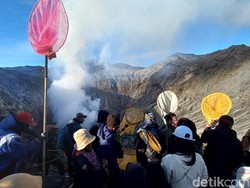 Yadnya Kasada Larung Sesaji ke Kawah Bromo, Menteri Budaya Takjub