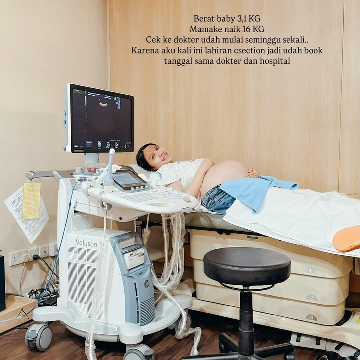 <p>Acha memberikan informasi bahwa di minggu ke-35 ini janinnya telah mengalami kenaikan berat badan 3,1 kg dan Acha mengalami kenaikan BB hingga 16 kg. "Cek dokter juga sudah seminggu sekali karena kali ini aku kali ini lahiran C-section jadi udah book tanggal sama dokter dan hospital. Foto: Instagram @achasinaga</p>