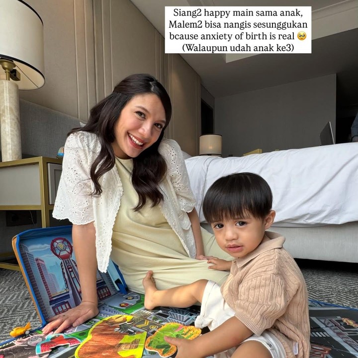 <p>Acha juga merasakan adanya kecemasan jelang persalinan. Ia mengaku di siang hari ia bisa merasa senang saat bermain bersama anak, tapi pada malam harinya tiba-tiba nangis sesenggukan. Foto: Instagram @achasinaga</p>