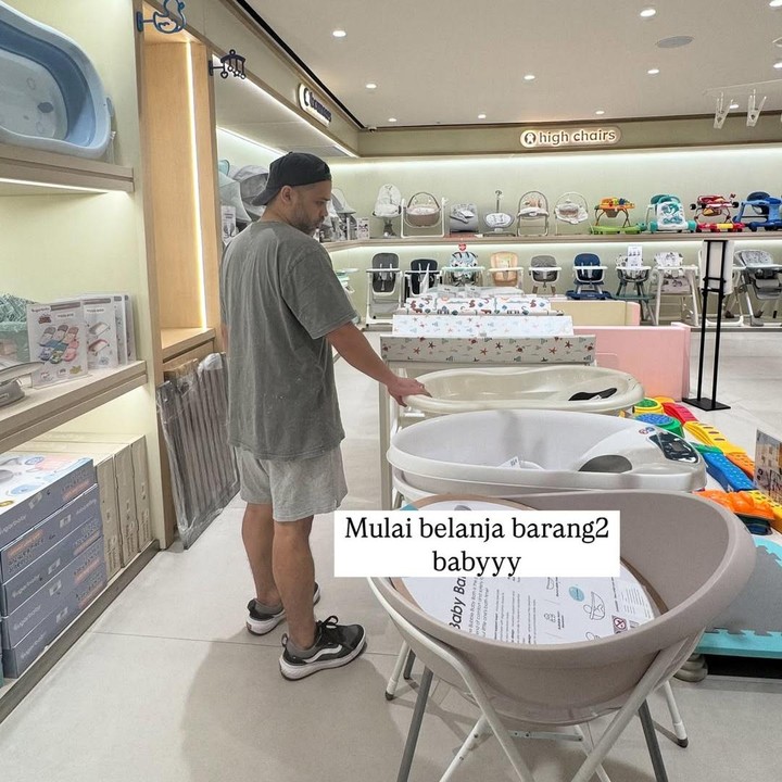 <p>Di minggu ini pula, Acha sudah mulai belanja barang bayi nih bersama sang suami Andy Ambarita. Meski ini menjadi persalinan ketiga bagi keduanya, tapi Acha dan suami tampak tetap semangat menyambut Si Kecil nanti. Foto: Instagram @achasinaga</p>