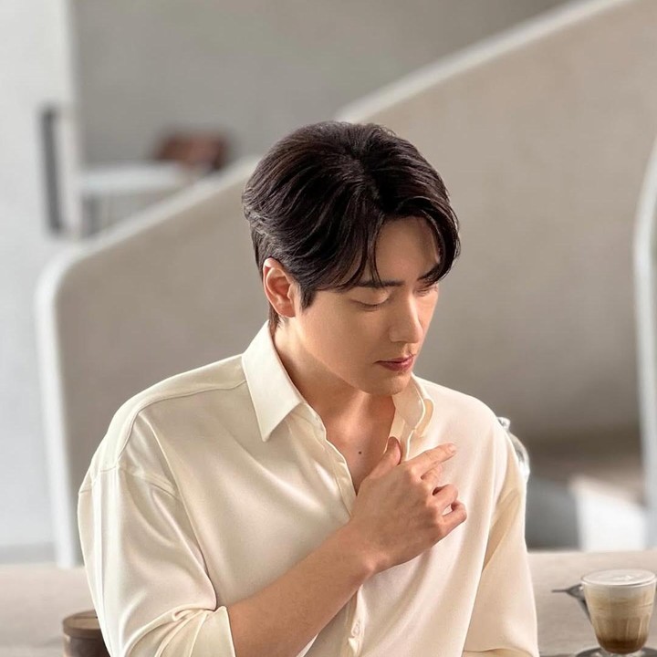 <p>Dalam drakor yang diangkat dari webtoon berjudul sama tersebut, Lee Jun Hyuk berperan sebagai Ki Seok, adik dari karakter Nam Ki Jun yang diperankan aktor So Ji Sub. (Foto: Instagram @leejunhyuk05 @acefactory.official)</p>