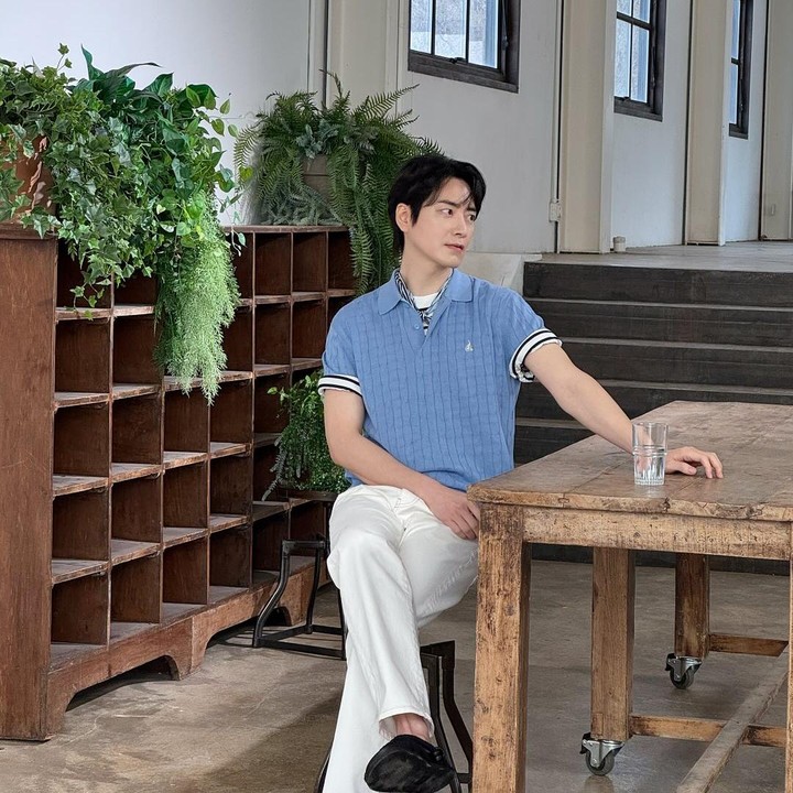 <p>Lee Jun Hyuk telah membintangi banyak film dan drama Korea populer. Sebut saja film Along With the Gods: The Two Worlds hingga 12.12: The Day. Kemudian ada drakor Three Brothers, House of Bluebird, Designated Survivor: 60 Days, 365: Repeat the Year, hingga Love Scout. (Foto: Instagram @leejunhyuk05 @acefactory.official)</p>