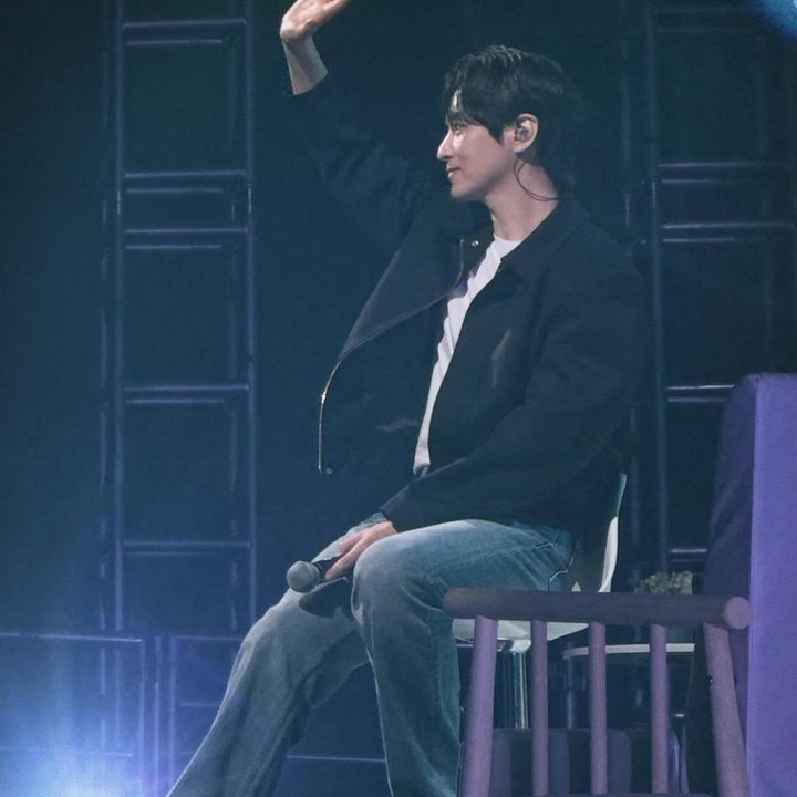 <p>Sebelum menjadi aktor, Lee Jun Hyuk pernah bekerja sebuah kafe terkenal. Hal ini terungkap dalam wawancara di acara Salon Drip 2. (Foto: Instagram @leejunhyuk05 @acefactory.official)</p>