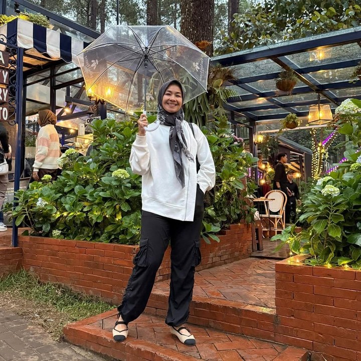 <p>Nama Alya Rohali memang dikenal banyak orang sebagai artis Tanah Air. Namun, siapa sangka? Ternyata perempuan 48 tahun ini juga melebarkan sayapnya dengan mengambil profesi sebagai notaris. Ia mendapat gelar sarjana hukum di Universitas Trisakti, dan melanjutkan S2 di Fakultas Hukum Universitas Indonesia. (Foto: Instagram@arohali)</p>