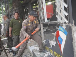 17 Bangunan Liar di Cibinong Dibongkar, Termasuk Posko Ormas