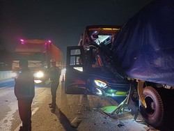 Bus Tabrak Truk di Tol Semarang, Ban Serep Terlempar Kenai Fortuner