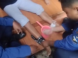 Penyelamatan di Luar Nurul Damkar Garut, Bantu Lepas Sandal Nyangkut