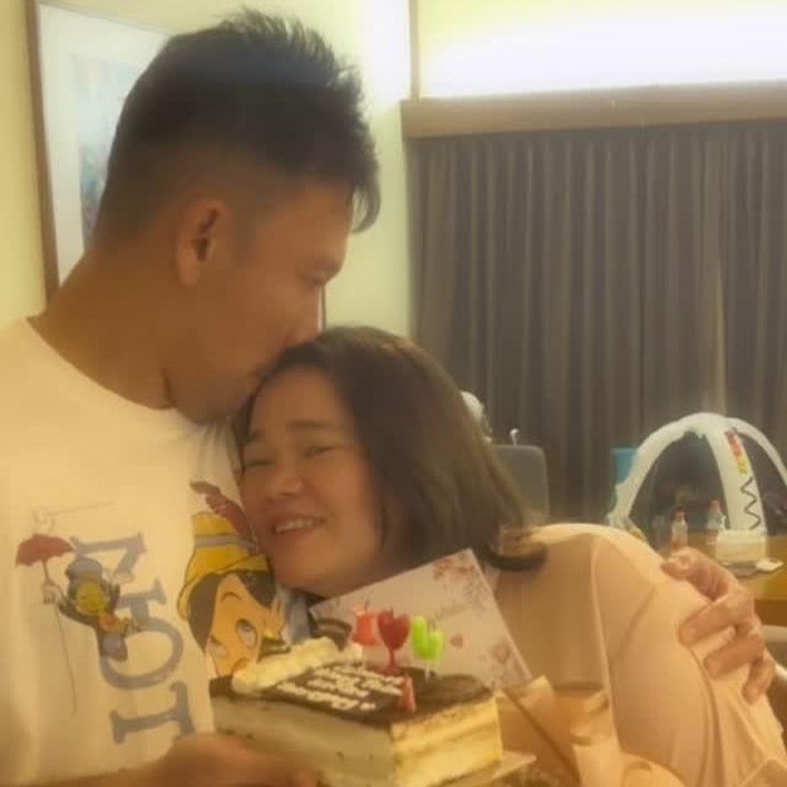 <p>Di ulang tahun ke-39 ini, Oliv meminta kado yang tak biasa dari suaminya. Bunda satu anak ini minta dibelikan batu emerald. "Aku mau batu emerald, karena aku dikasih sama Ci Zen, kamu tahu cincin hijau itu kan, cincinnya bagus. Aku pengin punya kalung yang sama. Tapi aku mau beli batu emerald," kata Oliv. Setelah mengatakan keinginannya, Denny langsung menyanggupi permintaan itu. "Iya beli saja Oliv," ujar Denny. (Foto: Instagram @oliviasumargo)</p>