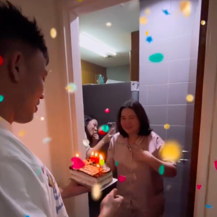 <p>Alih-alih mengakan pesta mewah, Denny memberikan kejutan ulang tahun sederhana di rumah. Oliv terlihat terkejut saat melihat sang suami membawakan kue ulang tahun yang telah dilengkapi lilin bertuliskan 'I Love U' dengan 'love' diwakilkan oleh simbol. (Foto: Instagram @oliviasumargo)</p>