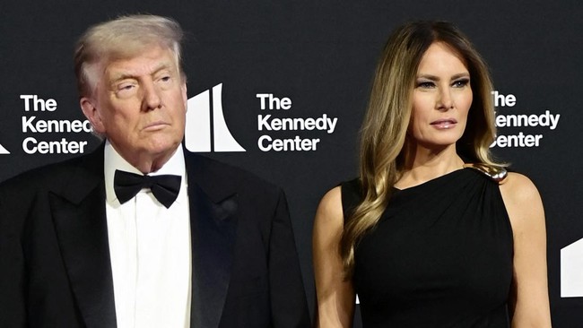 Presiden AS Donald Trump melaporkan pendapatan US$600 juta dari bisnis, termasuk kripto dan resort golf. Rincian pendapatan mencakup berbagai sumber.