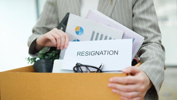 Ilustrasi resign atau berhenti kerja Resignation concept.Businesswoman packing personal company belongings when she deciding resignation change of job or fired from the company.