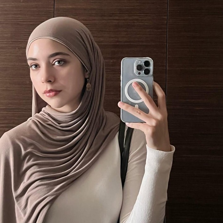<p>Isabel tampaknya sudah merencanakan kuliah di luar negeri sejak lulus sekolah. Perempuan kelahiran Kopenhagen, Denmark, ini sempat mengikuti kelas persiapan masuk universitas ternama sebelum akhirnya diterima di tiga kampus terkenal di Inggris. (Foto: Instagram @isabel.azhari)</p>