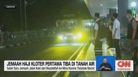 VIDEO: Jemaah Haji Kloter Pertama Tiba di Tanah Air