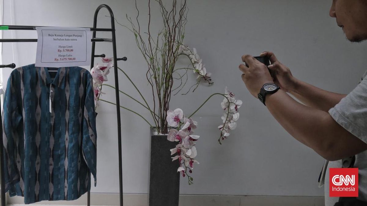 KPK Lelang Baju Bahan Sutra Koruptor Rp5 Ribu, Laku Rp2,6 Juta