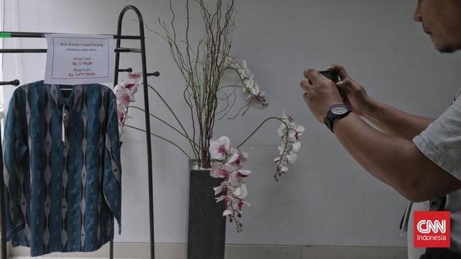KPK Lelang Baju Bahan Sutra Koruptor Rp5 Ribu, Laku Rp2,6 Juta KPK melelang baju sutra sitaan korupsi dengan harga limit Rp5.700. Baju terjual seharga Rp2,6 juta setelah beberapa kali penawaran.