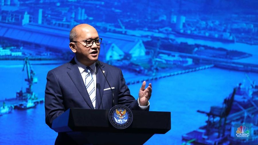 Menteri Investasi dan Hilirisasi/Kepala Badan Koordinasi Penanaman Modal (BKPM), Rosan Roeslani menyampaikan paparan dalam acara International Conference on Infrastructure/ICI 2025, di JICC, Jakarta, Kamis (12/6/2025). (CNBC Indonesia/Tri Susilo)