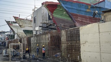 FOTO: Tanggul Penghalang Banjir Rob di Pesisir Jakarta