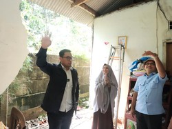 Kunjungi Rumah Warga yang Jebol, Wawalkot Tangsel Usul Dibangun dari Awal