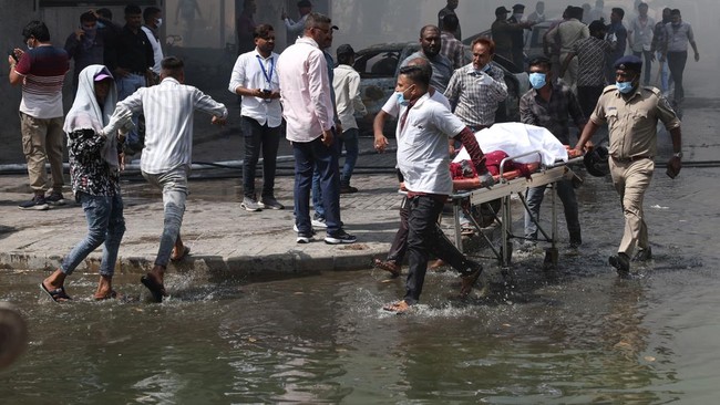 Satu-satunya Penumpang Air India Selamat, Ramesh Duduk di Kursi 11A Viswashkumar Ramesh menjadi satu-satunya penumpang pesawat Air India yang selamat dalam kecelakaan di Kota Ahmedabad, India, pada Kamis (12/6).