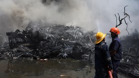 FOTO: Puing-puing Air India yang Jatuh di Wilayah Permukiman
