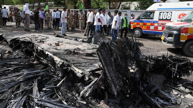 Unggahan Terakhir Penumpang Warga Inggris sebelum Air India Jatuh Seorang penumpang pesawat Air India asal Inggris sempat membuat unggahan terakhir sebelum kecelakaan pada Kamis (12/6).