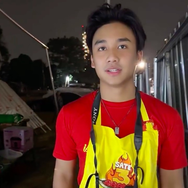 <p>Anak kedua pasangan Nola B3 dan Baldy Mulya Putra, Bevan Putera, memutuskan untuk merintis karier di usia muda. Baru-baru ini, Bevan membuka bisnis kuliner sate di pinggir jalan di kawasan Jakarta Selatan. (Foto: Instagram @riafinola/ @baldynola)</p>